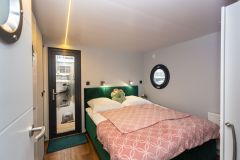 La Mare Apart EL Long Houseboat interior