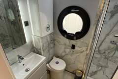 La Mare Apart EL Long Houseboat interior