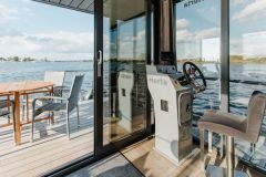 La Mare Apart EL Long Houseboat interior