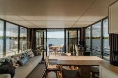 La Mare Apart EL Long Houseboat interior