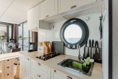 La Mare Apart EL Long Houseboat interior