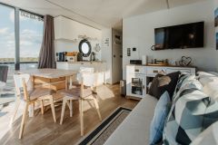 La Mare Apart EL Long Houseboat interior