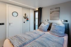 La Mare Apart EL Long Houseboat interior