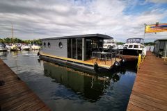 La Mare Apart L Long Houseboat 