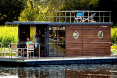 La Mare Apart S Houseboat
