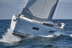 Jeanneau 440 sailing
