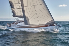 Jeanneau 440 sailing