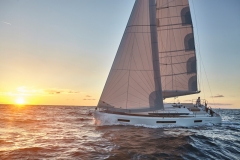 Jeanneau 440 sailing